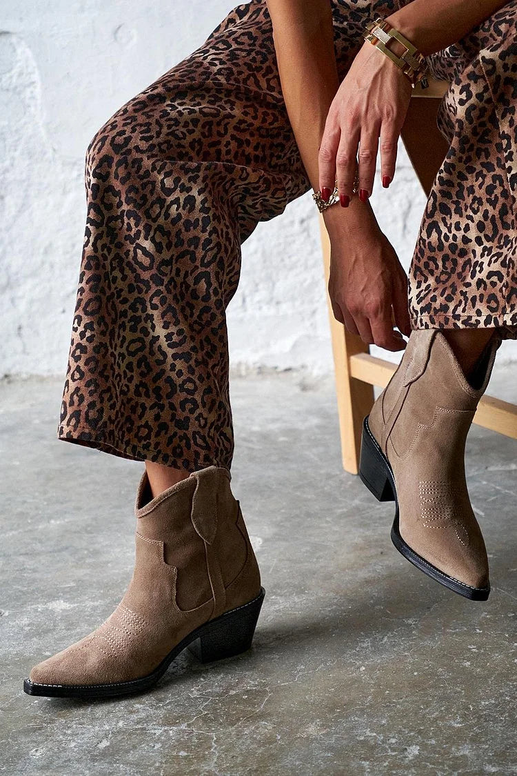 Patricia | Minimalist suede boots