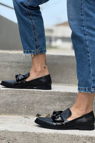 KATHLEEN BLACK LOAFER WITH SHINY BOW